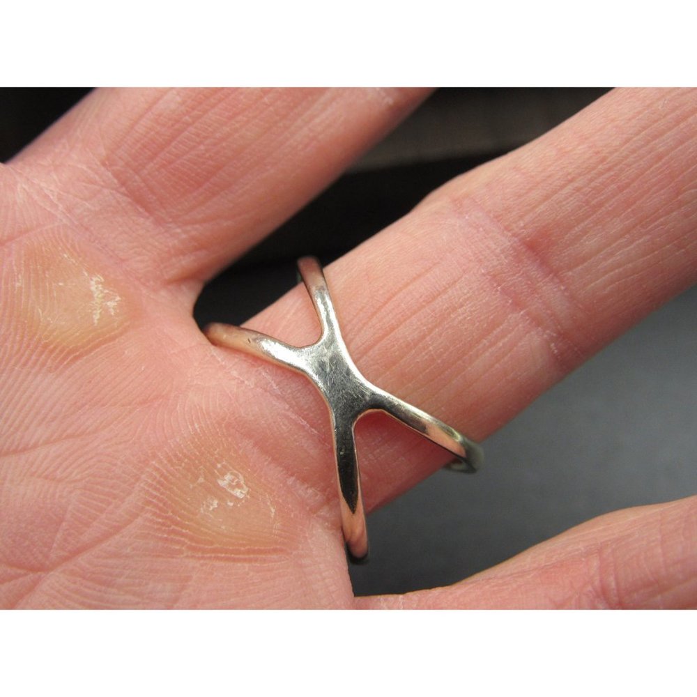Size 7.75 Sterling Silver Woven Style Diamond Chips Band Ring - Picture 4 of 8